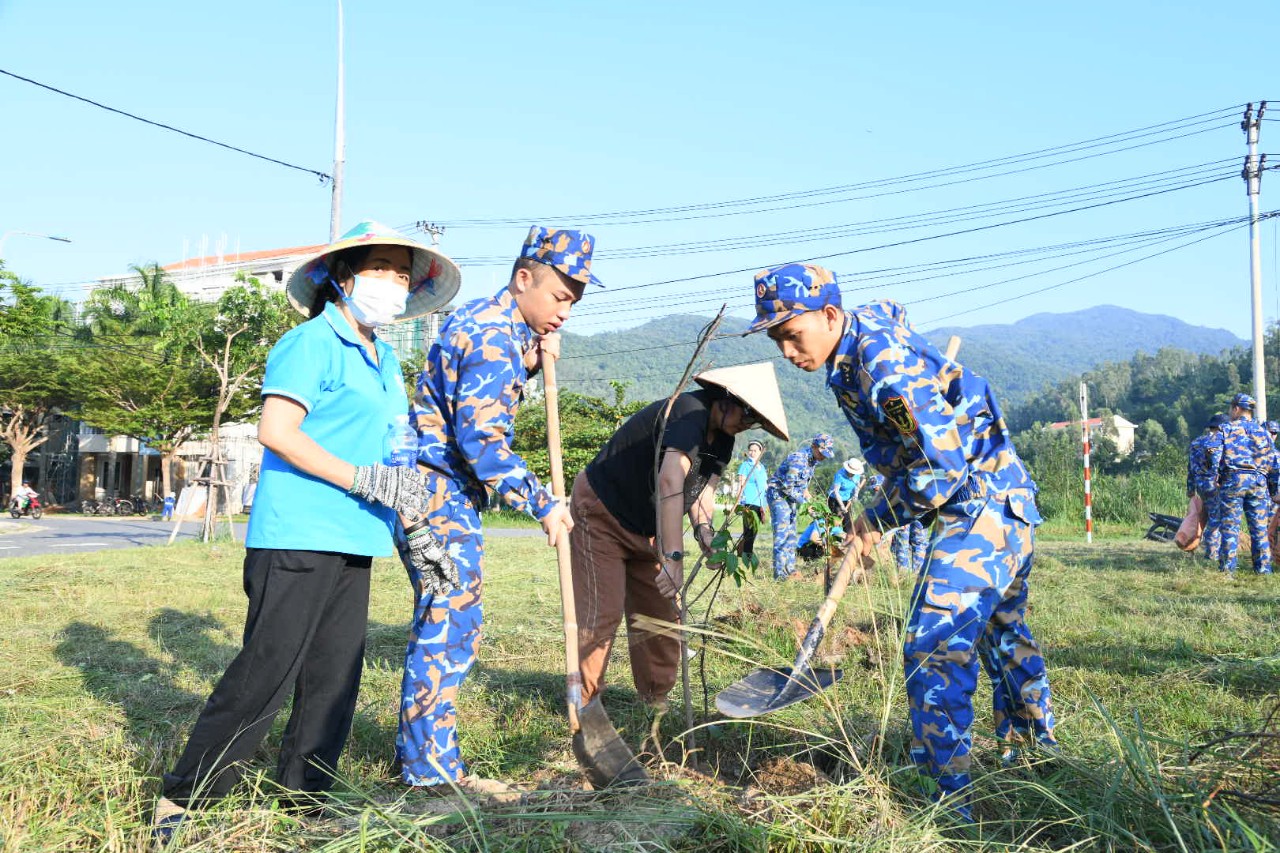 (ĐCSVN) - Sáng 28/9, tại phường Thọ Quang, quận Sơn Trà, thành phố Đà Nẵng, Lữ đoàn 172, Vùng 3 Hải quân tham gia hưởng ứng thực hiện Đề án “Trồng một tỷ cây xanh” giai đoạn 2021-2025 và tổng dọn vệ sinh môi trường trên địa bàn đơn vị đóng quân. 