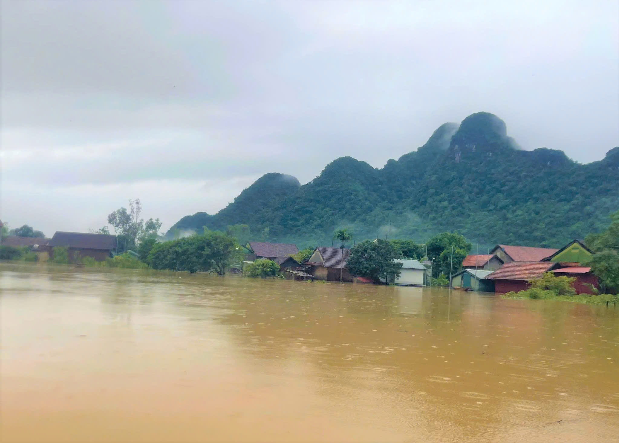 (ĐCSVN) - Ngày 20/9, Chủ tịch UBND xã Tân Hóa, huyện Minh Hóa (Quảng Bình) Trương Thanh Duẫn  cho biết: Xã Tân Hóa trong 2 ngày qua, mưa lớn đã khiến nước từ các sông, suối trên thượng nguồn đổ về khiến hàng trăm ngôi nhà dân bị ngập sâu trong nước.