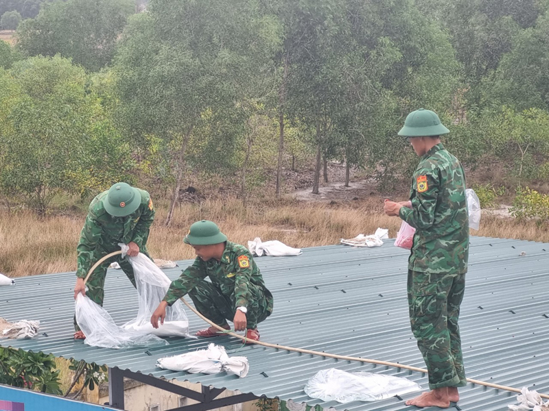 (ĐCSVN) - Địa bàn đồn Biên phòng Triệu Vân, huyện Triệu Phong, tỉnh Quảng Trị được xác định là vùng trọng điểm chịu ảnh hưởng của cơn bão số 4 và hoàn lưu sau bão. Cán bộ, chiến sĩ Biên phòng nơi đây đã và đang căng mình cùng địa phương thực hiện các biện pháp chống bão. 