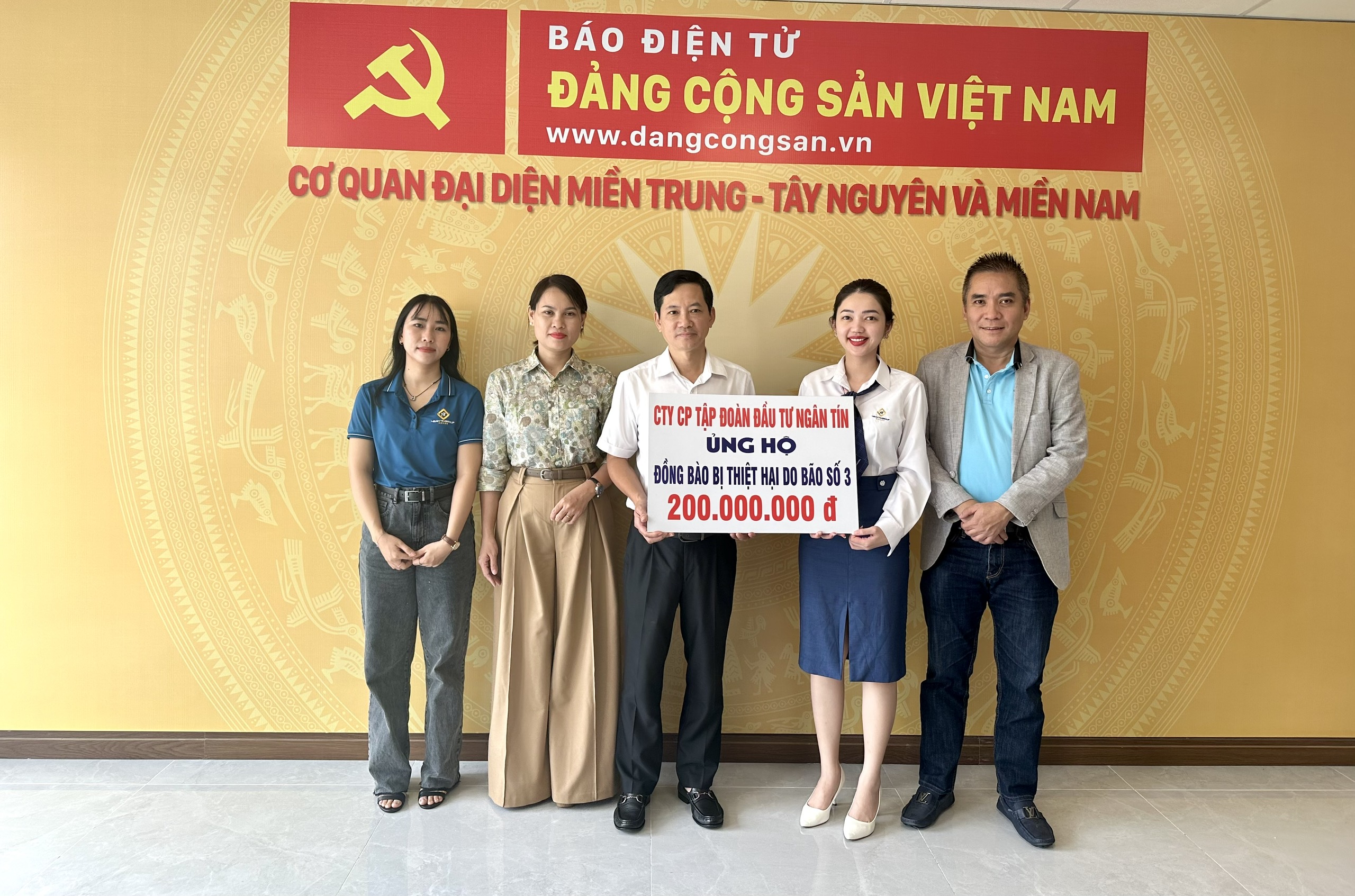 (ĐCSVN) - Ngày 19/9, tại TP Hồ Chí Minh, đại diện lãnh đạo Công ty Cổ phần Tập đoàn Đầu tư Ngân Tín đã trao 200 triệu đồng cho đại diện Báo điện tử Đảng Cộng sản Việt Nam gửi người dân các địa phương miền Bắc bị ảnh hưởng bởi bão, lũ.