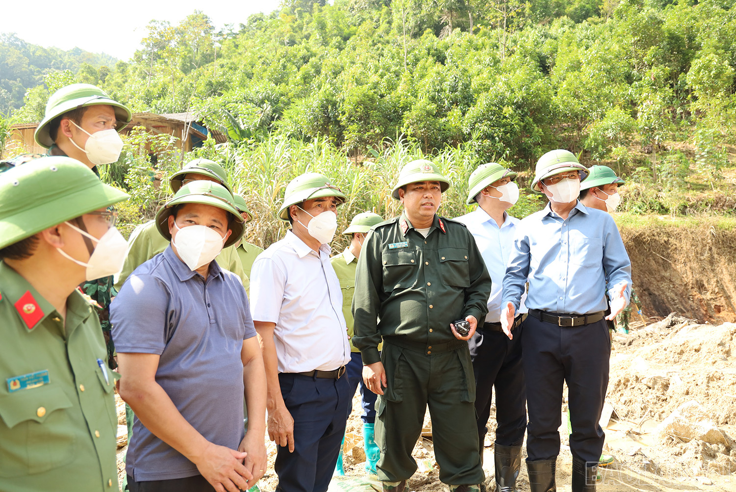 (ĐCSCN) – Lãnh đạo tỉnh Lào Cai đề nghị công tác khảo sát xây dựng khu tái định cư phải được tiến hành khẩn trương, đồng bộ. Ngoài ra, thiết kế mẫu nhà ở, nhà văn hóa phù hợp với truyền thống của đồng bào các dân tộc nơi đây.