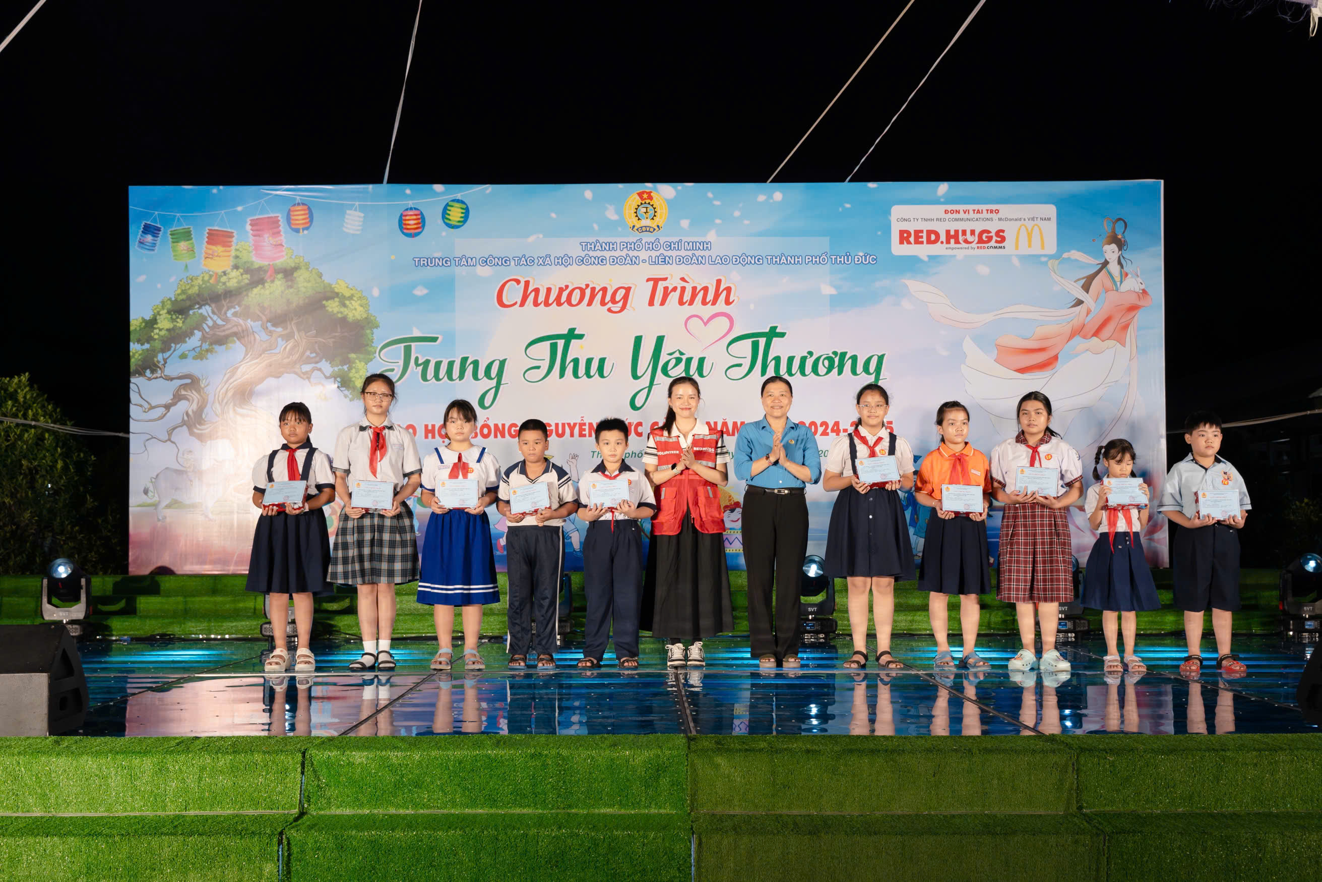 (ĐCSVN) - Đêm hội “Trung thu yêu thương”  nhằm tạo sân chơi bổ ích và chăm lo đời sống tinh thần, vật chất cho các em thiếu nhi. Năm nay, chương trình hướng đến chăm lo Tết Trung thu cho 300 em thiếu nhi là con của đoàn viên, người lao động có hoàn cảnh khó khăn trên địa bàn thành phố Thủ Đức (Thành phố Hồ Chí Minh), với mong muốn các em có một đêm hội trăng rằm thật đầm ấm và hạnh phúc.