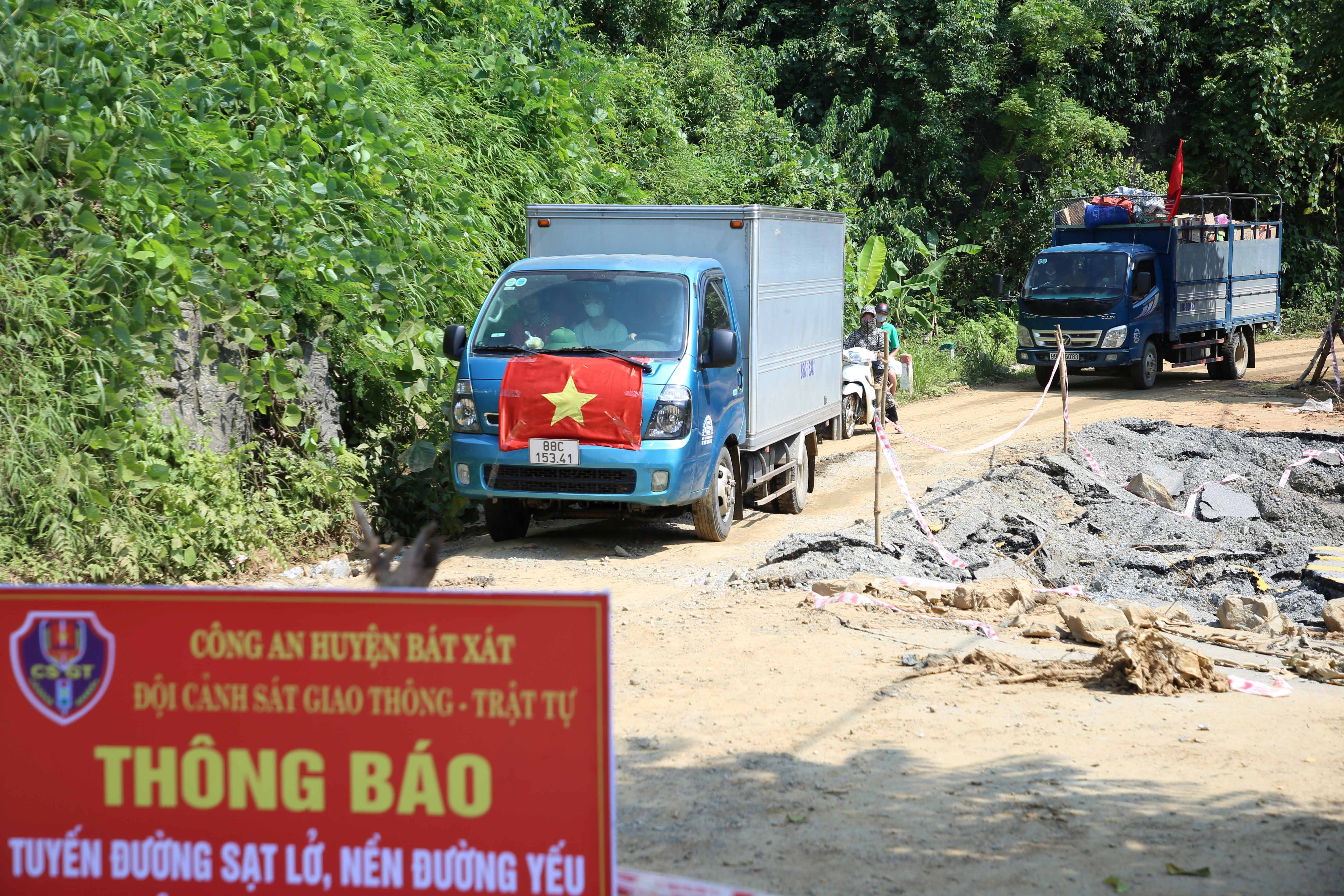 (ĐCSVN) - Sau hơn 7 ngày bị cô lập và chia cắt, đến thời điểm này các tổ chức, cá nhân đã có thể tiếp cận và hỗ trợ bà con nhân dân xã A Lù, huyện Bát Xát, tỉnh Lào Cai. Hiện, công tác phân phối các nguồn lực đã được chính quyền địa phương khẩn trương thực hiện, bảo đảm đến tận tay người dân.