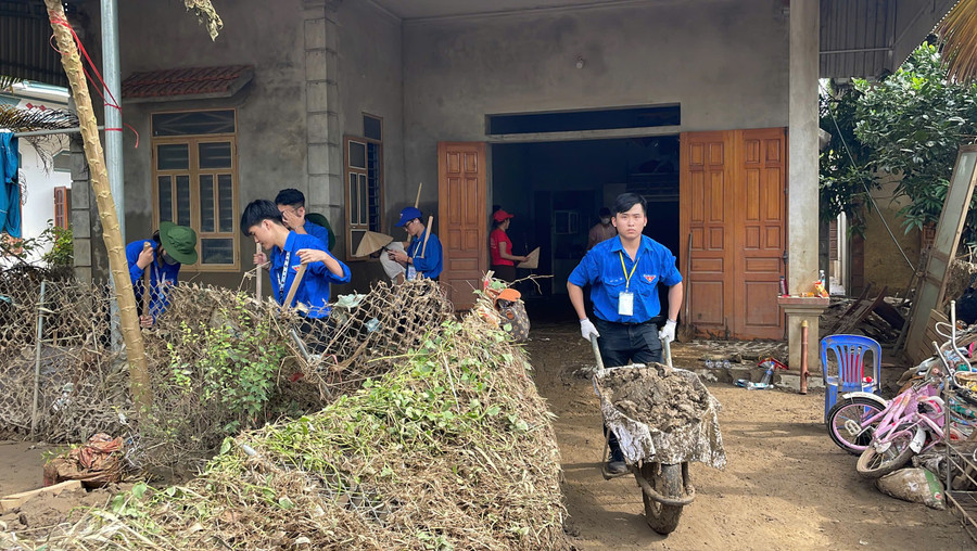 (ĐCSVN) - Đoàn Thanh niên Trường Đại học Điện lực (EPU) thành lập các đội tình nguyện không quản khó khăn, tích cực hỗ trợ người dân bị ảnh hưởng bão lũ.