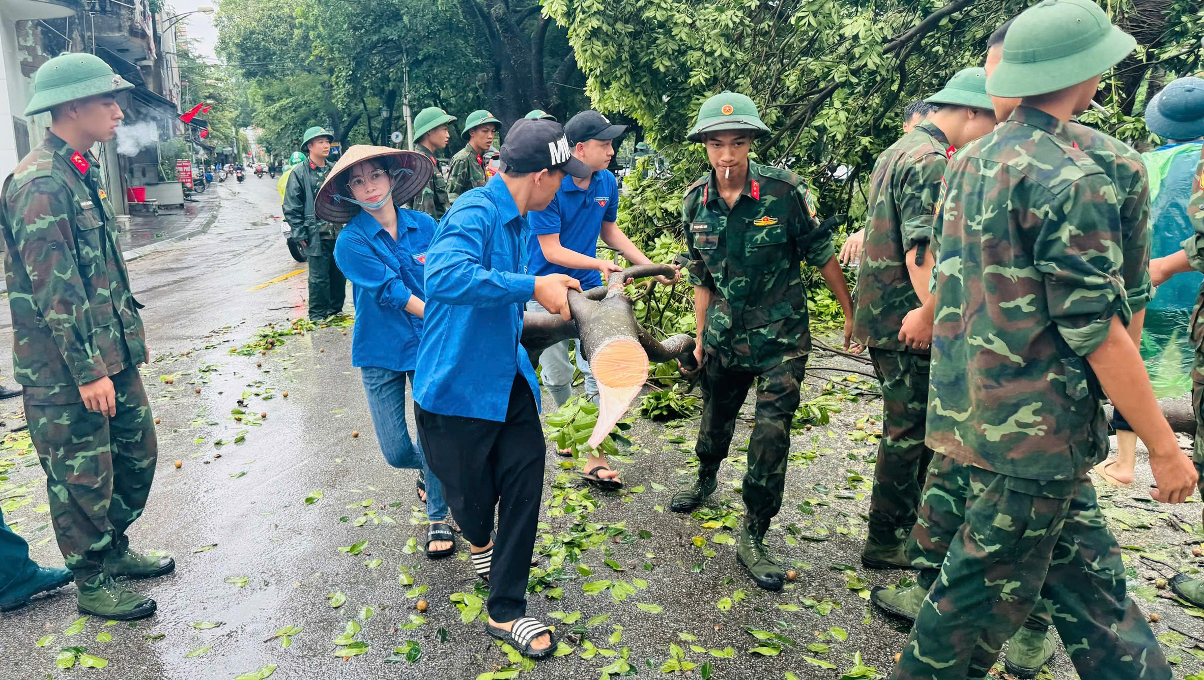 (ĐCSVN) - Ngày 14/9, Chủ tịch UBND thành phố Hà Nội Trần Sỹ Thanh ký ban hành Công điện số 17/CĐ-UBN về việc tập trung đẩy mạnh công tác thu dọn cây xanh gãy, đổ sau bão số 3 trên địa bàn các quận nội thành.