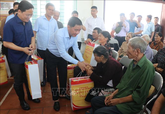 ​(ĐCSVN) - Sáng 14/9, tại thôn Tân Tiến, xã Cao Đức, huyện Gia Bình, tỉnh Bắc Ninh, Ủy viên Bộ Chính trị, Bí thư Trung ương Đảng, Chủ nhiệm Ủy ban Kiểm tra Trung ương Trần Cẩm Tú đã đến thăm, động viên tặng quà nhân dân tỉnh Bắc Ninh trong vùng lũ bị ảnh hưởng bởi bão số 3. Cùng đi có Bí thư Tỉnh ủy Bắc Ninh Nguyễn Anh Tuấn; Chủ tịch UBND tỉnh Vương Quốc Tuấn.