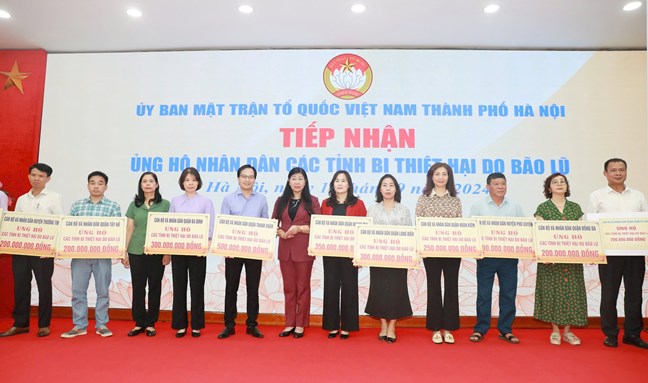 (ĐCSVN) - Hưởng ứng “Lời kêu gọi” của Ủy ban MTTQ Việt Nam thành phố Hà Nội, trong ngày 13/9, tiếp tục có nhiều cơ quan, doanh nghiệp, tổ chức, cá nhân đến Ủy ban MTTQ Việt Nam thành phố Hà Nội trao ủng hộ người dân bị thiệt hại do bão lũ.