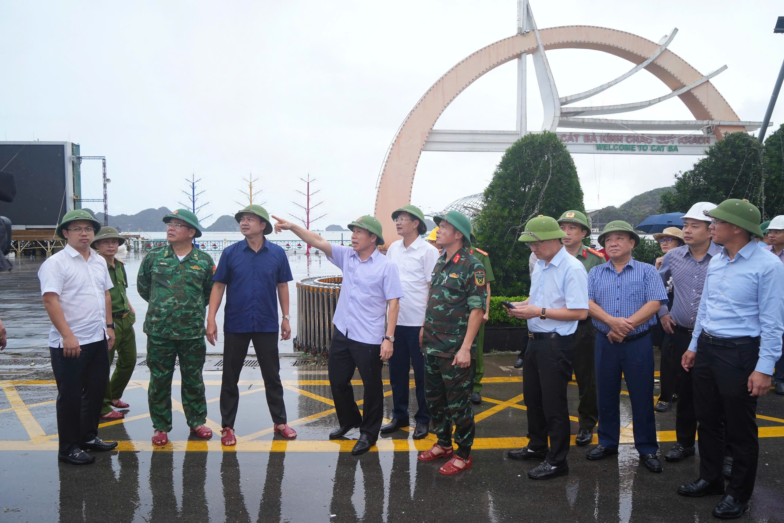 (ĐCSVN) – Tăng cường hỗ trợ huyện Cát Hải khắc phục hậu quả sau bão số 3, để nhân dân sớm ổn định cuộc sống...là tinh thần chỉ đạo của đồng chí Lê Tiến Châu, Ủy viên Trung ương Đảng, Bí thư Thành ủy Hải Phòng khi thăm, động viên, kiểm tra công tác khắc phục thiệt hại sau bão số 3 tại huyện Cát Hải, chiều 10/9. 