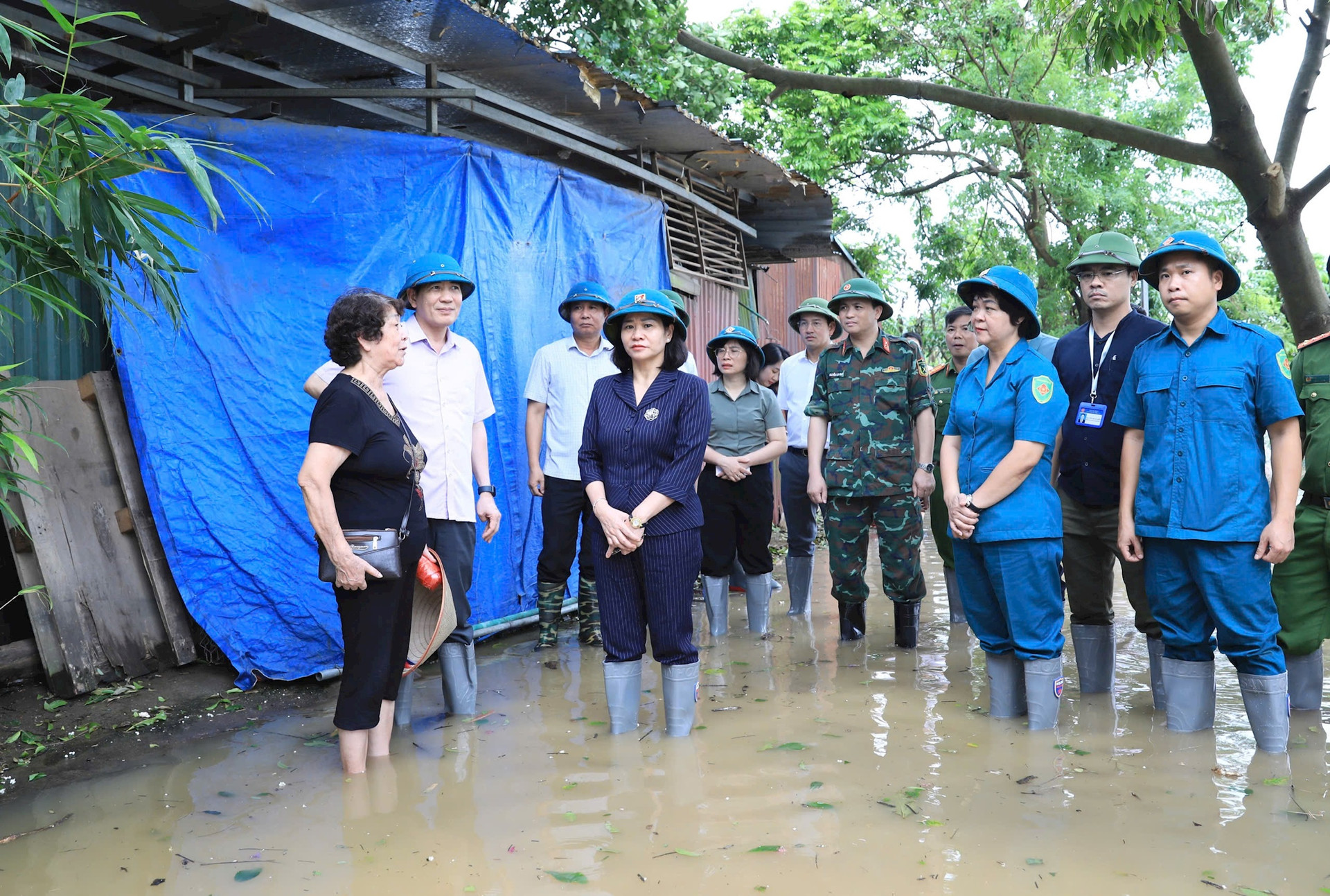 (ĐCSVN) - Phó Bí thư Thường trực Thành ủy Hà Nội yêu cầu, quận Ba Đình tập trung toàn bộ nguồn lực để ứng phó với tình huống nước sông Hồng sẽ lên cao mức báo động 2. Tuyên truyền vận động, kiên quyết di dời toàn bộ người dân, không bỏ sót bất cứ ai ở khu vực nguy hiểm.