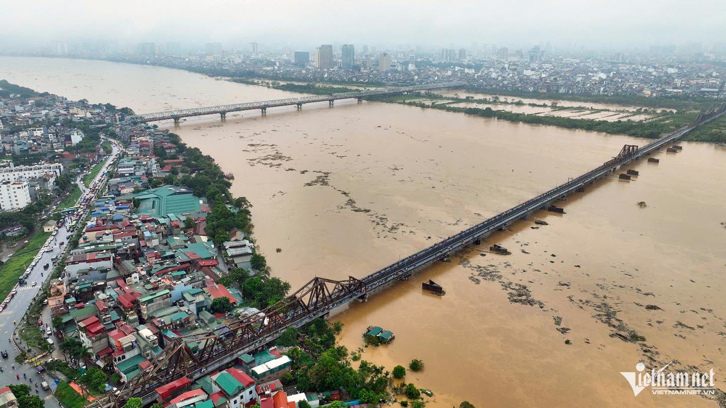 (ĐCSVN) - Đêm ngày 10/9, Ban Chỉ huy phòng, chống thiên tai và tìm kiếm cứu nạn TP Hà Nội đã ban hành Lệnh Báo động lũ mức 2 trên sông Hồng với mức nước là 10,50m.