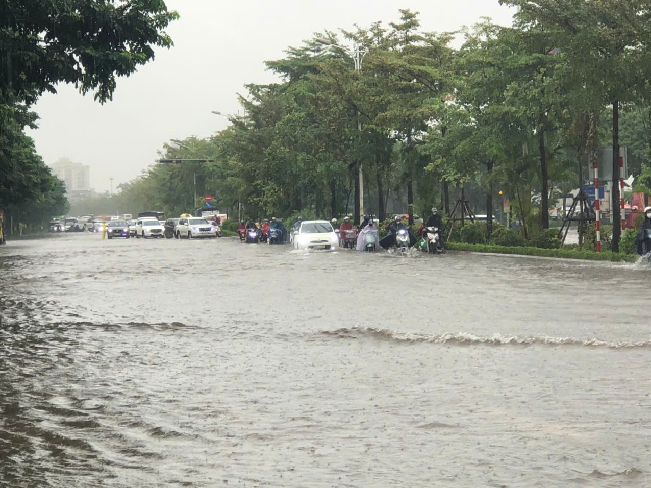 (ĐCSVN) - Sở Giao thông Vận tải thành phố Hà Nội thông báo phương án phân luồng tổ chức giao thông, bảo đảm an toàn giao thông tại các vị trí bị ngập úng sau cơn bão số 3 trên tuyến đường 427 (71 cũ) thuộc địa bàn huyện Thường Tín, TP. Hà Nội.