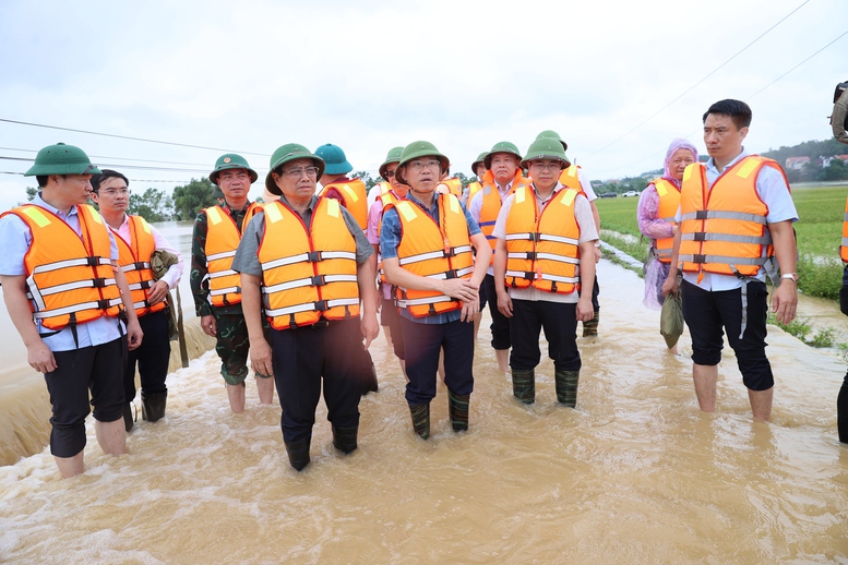 (ĐCSVN) - Thủ tướng Chính phủ Phạm Minh Chính yêu cầu triển khai lực lượng, phương tiện (kể cả máy bay trực thăng) tiếp cận bằng được để hỗ trợ vận chuyển lương thực, thực phẩm cho người dân; bảo đảm an toàn đê điều, hồ đập, phát hiện, xử lý kịp thời các sự cố ngay từ giờ đầu.