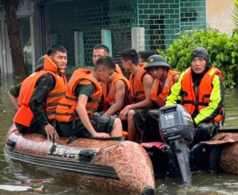 (ĐCSVN) - Với tinh thần “Đường đi khó - Có chúng tôi”, ngay sau khi nhận được thông tin kêu gọi hỗ trợ vận chuyển áo phao cứu hộ, hỗ trợ cứu hộ, cứu nạn cho các tỉnh phía Bắc, Câu lạc bộ Xuồng hơi cứu hộ thanh niên Hà Nội và Câu lạc bộ Xe bán tải địa hình Việt Nam PVC đã khẩn trương tập hợp lực lượng, thành lập đội phản ứng nhanh triển khai hỗ trợ các tỉnh Yên Bái, Lào Cai, Thái Nguyên, Cao Bằng.