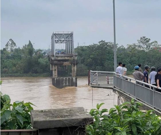 (ĐCSVN) - Ngày 9/9/2024, Thủ tướng Chính phủ Phạm Minh Chính đã có Công điện về việc tập trung khắc phục sự cố sập nhịp cầu Phong Châu, tỉnh Phú Thọ và ứng phó, khắc phục hậu quả mưa lũ, sạt lở đất, lũ ống, lũ quét tại các tỉnh miền núi, trung du Bắc Bộ.