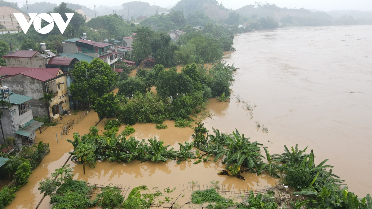 (ĐCSVN) - Do nước sông Hồng dâng cao trên báo động 3, hiện nay nhiều xã, phường ở thành phố Yên Bái và huyện Trấn Yên của tỉnh Yên Bái đang ngập sâu trong nước lũ. Hàng nghìn hộ dân đã phải di dời để đảm bảo an toàn.