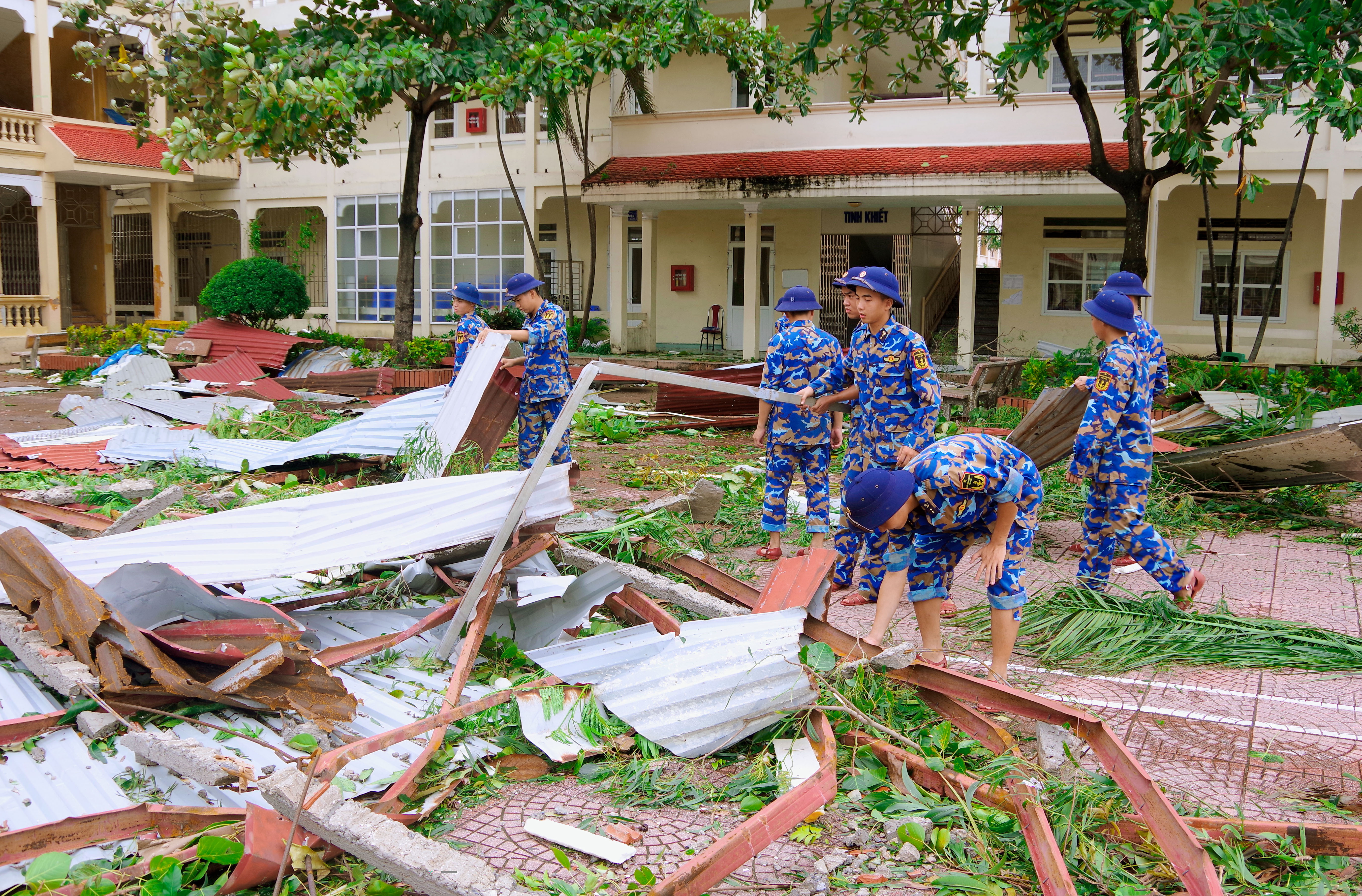 (ĐCSVN) - Bộ Tư lệnh Vùng đã cử hơn 200 cán bộ, chiến sĩ của các cơ quan đơn vị trực thuộc phối hợp với Ban Chỉ huy quân sự và chính quyền các địa phương trên địa bàn huyện Thủy Nguyên, TP. Hải Phòng tổ chức khơi thông hệ thống thoát nước, dọn dẹp, xử lý chướng ngại vật, cây cối gãy đổ giúp lưu thông trên các tuyến đường...