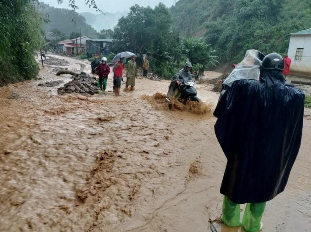 (ĐCSVN) - Phó Thủ tướng Hồ Đức Phớc vừa ký Quyết định hỗ trợ 20 tỷ đồng từ nguồn dự phòng ngân sách trung ương năm 2024 cho 02 địa phương để hỗ trợ nhân dân ổn định đời sống ngay sau mưa lũ (Sơn La 10 tỷ đồng, Điện Biên 10 tỷ đồng).