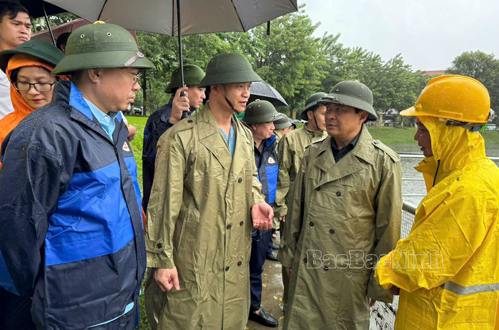 (ĐCSVN) - Lãnh đạo tỉnh Bắc Ninh yêu cầu các cấp ủy Đảng, chính quyền, cơ quan, đơn vị tiếp tục cập nhật thường xuyên tình hình thời tiết để kịp thời ứng phó với những diễn biến phức tạp của cơn bão số 3, duy trì công tác ứng trực.