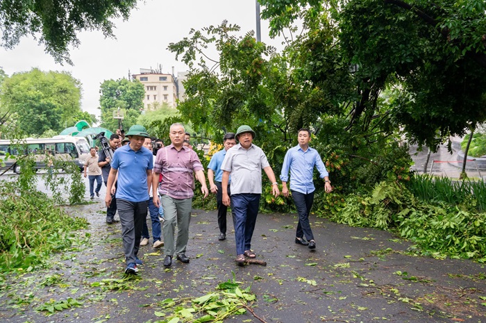 (ĐCSVN) - “Trong ngày Chủ nhật hôm nay, phải khôi phục hệ thống giao thông để thứ Hai, người dân Thủ đô đi làm, sinh hoạt bình thường. Cùng với đó, ngành điện cần khẩn trương khắc phục sự cố để phục vụ sản xuất kinh doanh và sinh hoạt của người dân”.