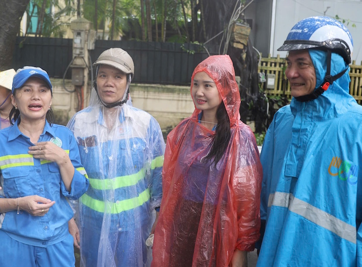 (ĐCSVN) - Động viên, trao quà cho 90 công nhân ngành xây dựng, lãnh đạo LĐLĐ TP Hà Nội đã chia sẻ những khó khăn, vất vả của anh chị em công nhân đang căng mình khắc phục hậu quả của cơn bão số 3; đồng thời, đề nghị các lãnh đạo đơn vị tiếp tục chăm lo chu đáo về bữa ăn, mức bồi dưỡng trong thời gian cao điểm, đặc biệt là đảm bảo an toàn vệ sinh lao động cho cán bộ, công nhân viên.