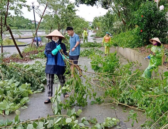 (ĐCSVN) - Ngay sau khi bão số 3 đi qua, Hội Phụ nữ các quận, huyện trên địa bàn Hà Nội đã chỉ đạo 100% các cơ sở hội tuyên truyền, vận động hội viên, phụ nữ nhanh chóng triển khai các phần việc khắc phục hậu quả của cơn bão.