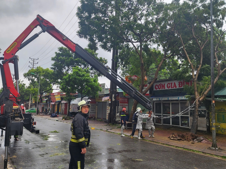 (ĐCSVN) - Từ chiều 6/9 đến 16h00 ngày 7/9, Trung tâm chỉ huy Công an Hà Nội đã tiếp nhận hơn 70 tin báo cứu nạn cứu hộ cây đổ do ảnh hưởng của bão Yagi gây ra trên địa bàn, điều động trên 140 lượt phương tiện với hơn 1.500 cán bộ, chiến sĩ tham gia làm nhiệm vụ.