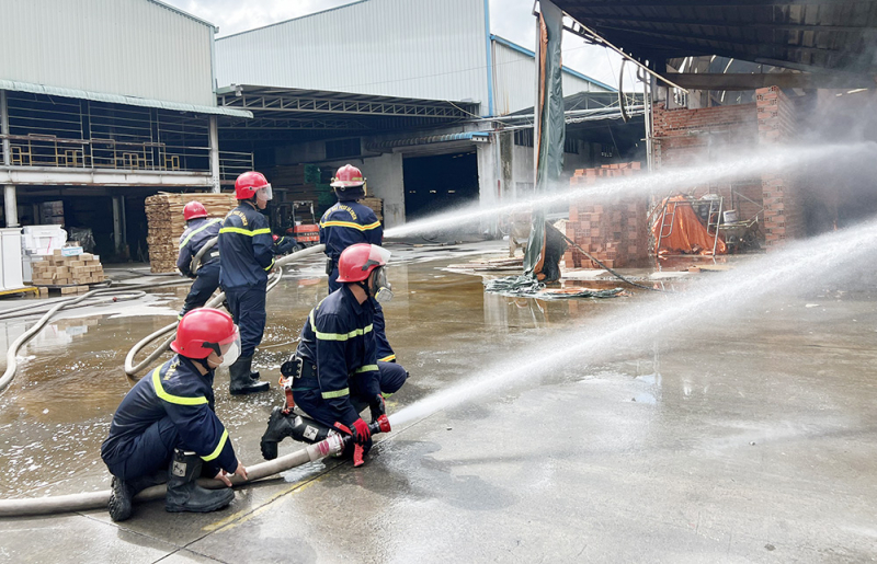 (ĐCSVN) - Trong những tháng qua, Hà Nội đã chứng kiến một loạt các vụ cháy xưởng nghiêm trọng, gây thiệt hại lớn về tài sản, dù may mắn không có nhiều thiệt hại về người. Tuy nhiên, những vụ cháy này đã khiến người dân và chính quyền địa phương phải đối mặt với một thực trạng đáng lo ngại: tình trạng các nhà xưởng, kho bãi sản xuất vi phạm các quy định về phòng cháy chữa cháy (PCCC) và cứu nạn cứu hộ (CNCH), đặc biệt là những công trình xây dựng trái phép. Các vụ cháy này không chỉ gây tổn thất về vật chất mà còn làm dấy lên những câu hỏi lớn về trách nhiệm của các chủ doanh nghiệp, cũng như sự quản lý của chính quyền địa phương trong việc đảm bảo an toàn PCCC.