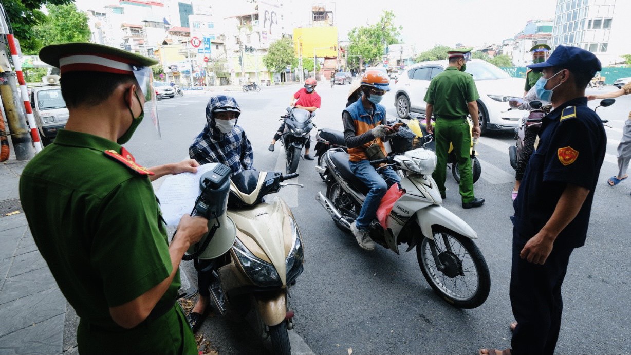 (ĐCSVN) - Sau hơn một tháng áp dụng các biện pháp giãn cách xã hội, UBND Thành phố Hà Nội, các cơ quan chức năng Hà Nội đã xử phạt hành chính trên 30.880 trường hợp vi phạm quy định phòng, chống dịch COVID-19 với tổng số tiền trên 50,1 tỷ đồng. Điều này cũng cho thấy dịch COVID-19 còn rất nhiều nguy cơ lây lan trong cộng đồng, nếu ý thức ,trách nhiệm của người dân không được nâng lên.