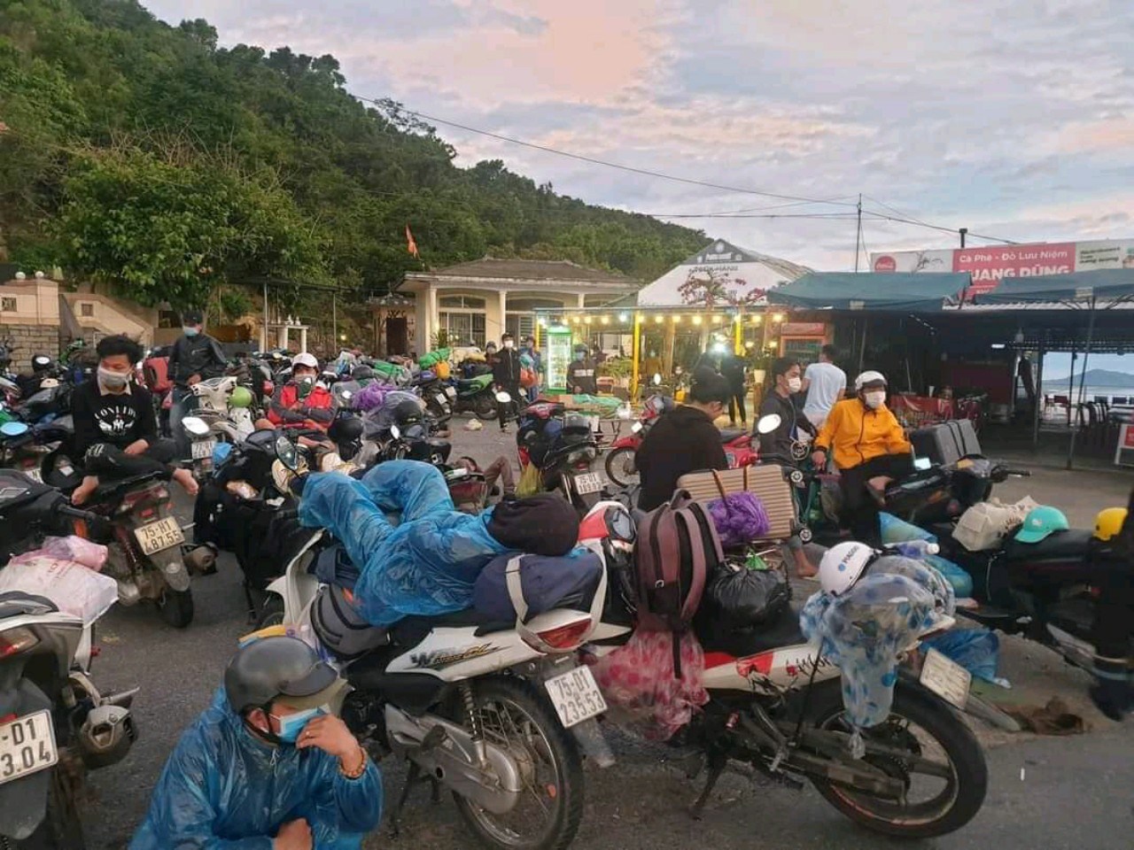 (ĐCSVN) - Những ngày qua, hình ảnh dòng người từ TP Hồ Chí Minh đổ về các địa phương đã thu hút sự quan tâm lớn của dư luận cả nước.