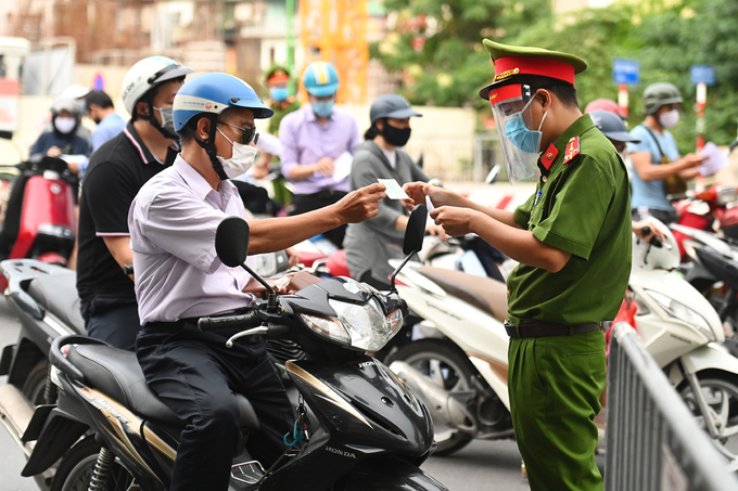 (ĐCSVN) - Hiện nhiều địa phương trên cả nước đã và đang áp dụng Chỉ thị 16/CT-TTg của Thủ tướng để kiểm soát việc người dân ra đường, hạn chế nguy cơ lây lan dịch trên diện rộng. Thực tế lực lượng chức năng tại các chốt kiểm soát phòng, chống dịch bệnh đã phát hiện một số trường hợp mượn chứng minh nhân dân/căn cước công dân hoặc giấy đi đường của người khác.