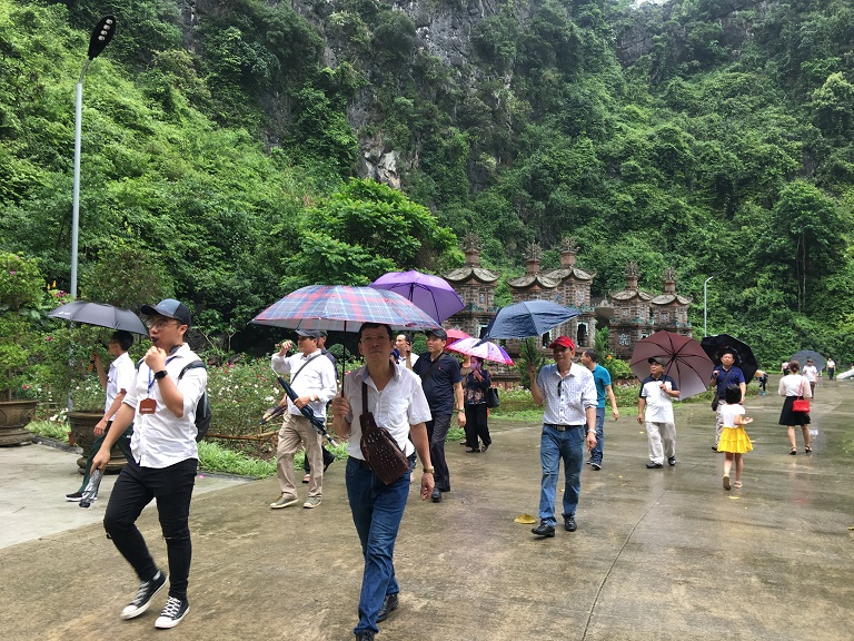 (ĐCSVN) - Những ngày qua, việc du khách tham quan không đeo khẩu trang, sát khuẩn tay và giữ khoảng cách an toàn theo quy định để phòng, chống dịch, là thực trạng đáng lo ngại đang diễn ra tại khu du lịch Tràng An và Động Am Tiêm (Ninh Bình).