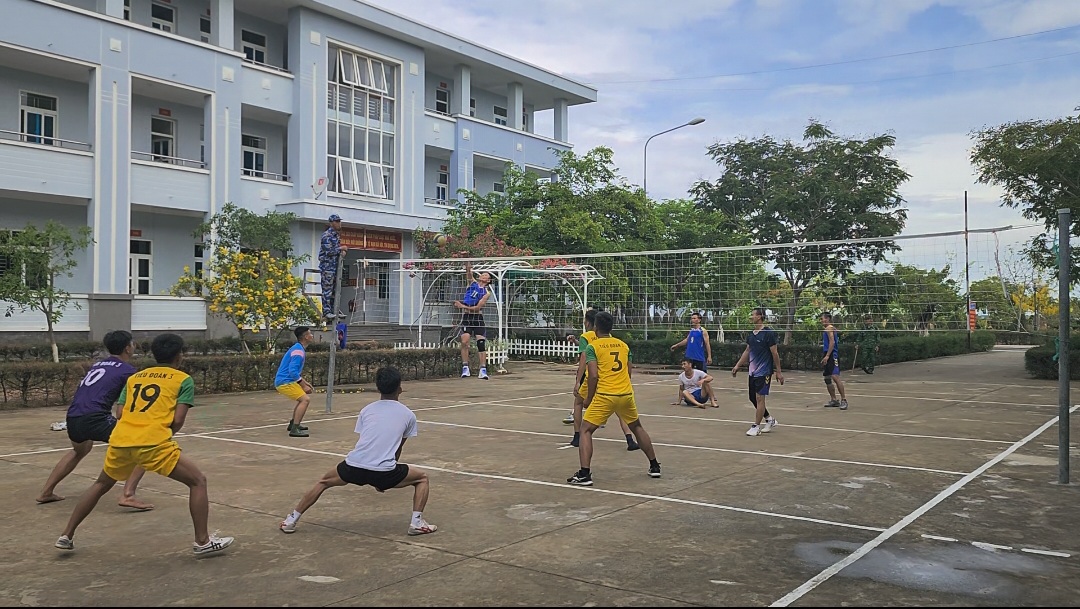 (ĐCSVN) - Thời gian qua, Lữ đoàn 167 (Vùng 2 Hải quân) đã đẩy mạnh phong trào rèn luyện thể lực, tập luyện thể thao rộng khắp trong toàn đơn vị. Hoạt động thể dục, thể thao không chỉ góp phần nâng cao sức khỏe của cán bộ, thủy thủ mà còn tạo dựng tinh thần lạc quan, hăng say học tập, huấn luyện, công tác cho bộ đội theo phương châm “Khỏe để sẵn sàng chiến đấu và bảo vệ biển, đảo Tổ quốc”.