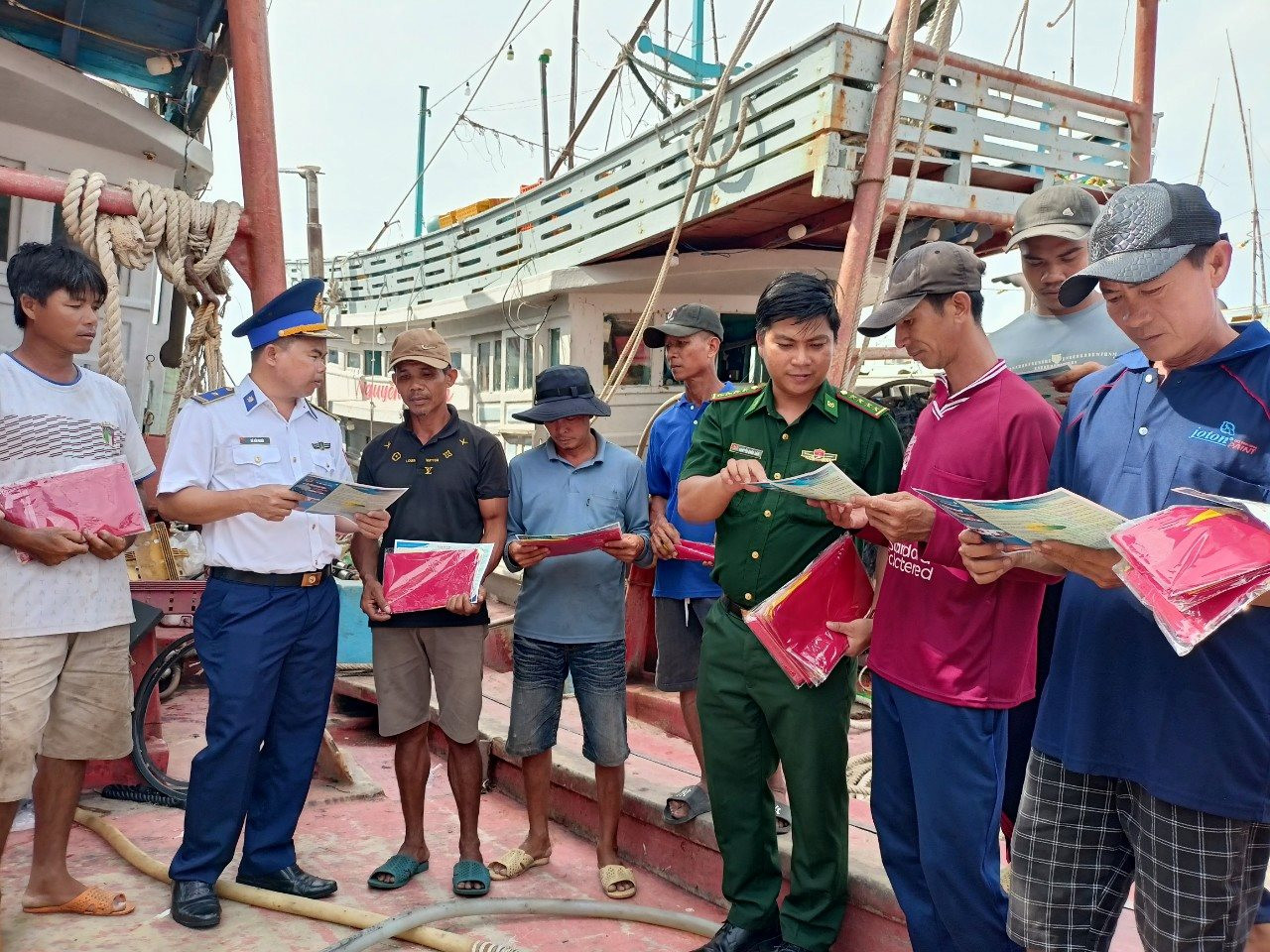 (ĐCSVN) - Trong 3 ngày (từ ngày 6 - 8/6/2024), Bộ Tư lệnh Vùng Cảnh sát biển 4 đã phối hợp với Ban Dân vận Tỉnh ủy Sóc Trăng tổ chức chương trình “Cảnh sát biển đồng hành với ngư dân”. Với những hoạt động cụ thể, chương trình giúp bà con ngư dân có sức khỏe, yên tâm vươn khơi bám biển, ổn định cuộc sống, góp phần bảo vệ chủ quyền biển đảo của Tổ quốc.