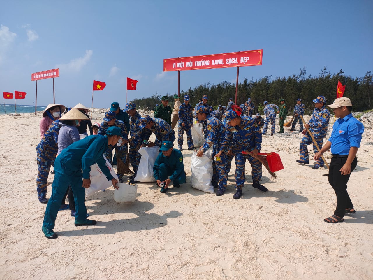 (ĐCSVN) - Ngày 18/5, tại Khánh Hòa, Đoàn cơ sở Lữ đoàn 146 (Đoàn Trường Sa), Vùng 4 Hải quân tổ chức phát động “Ngày thứ 7 tình nguyện” với sự tham gia của hơn 900 cán bộ, đoàn viên, thanh niên.