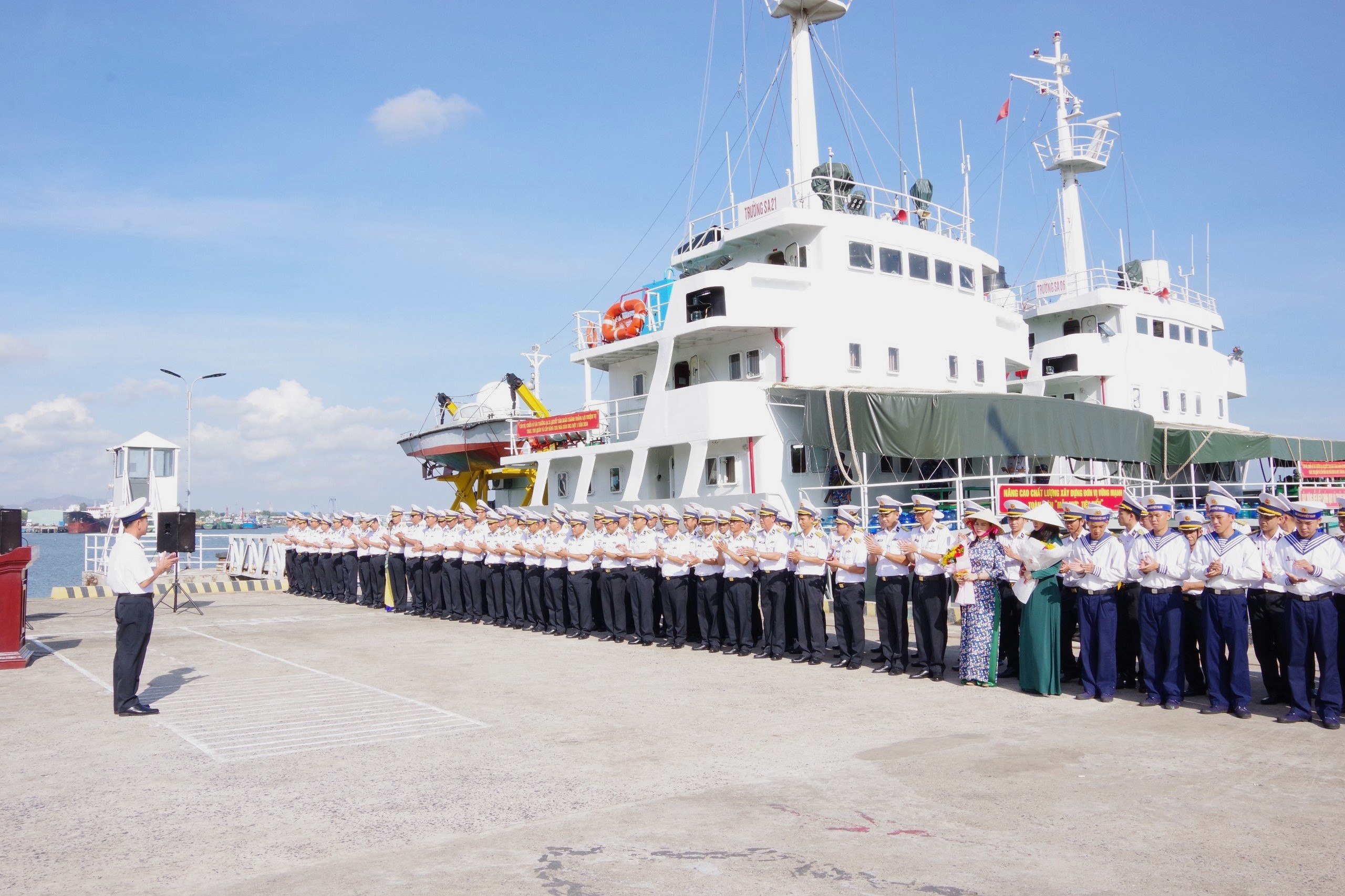 (ĐCSVN) - Sáng 7/5, tại Thành phố Vũng Tàu, tỉnh Bà Rịa - Vũng Tàu, Bộ Tư lệnh Vùng 2 Hải quân tổ chức Lễ tiễn quân đi thực hiện nhiệm vụ tại các nhà giàn DK1. Đại tá Đỗ Hồng Duyên, Phó Chính ủy Vùng 2 Hải quân chủ trì tiễn 02 Đoàn công tác. 