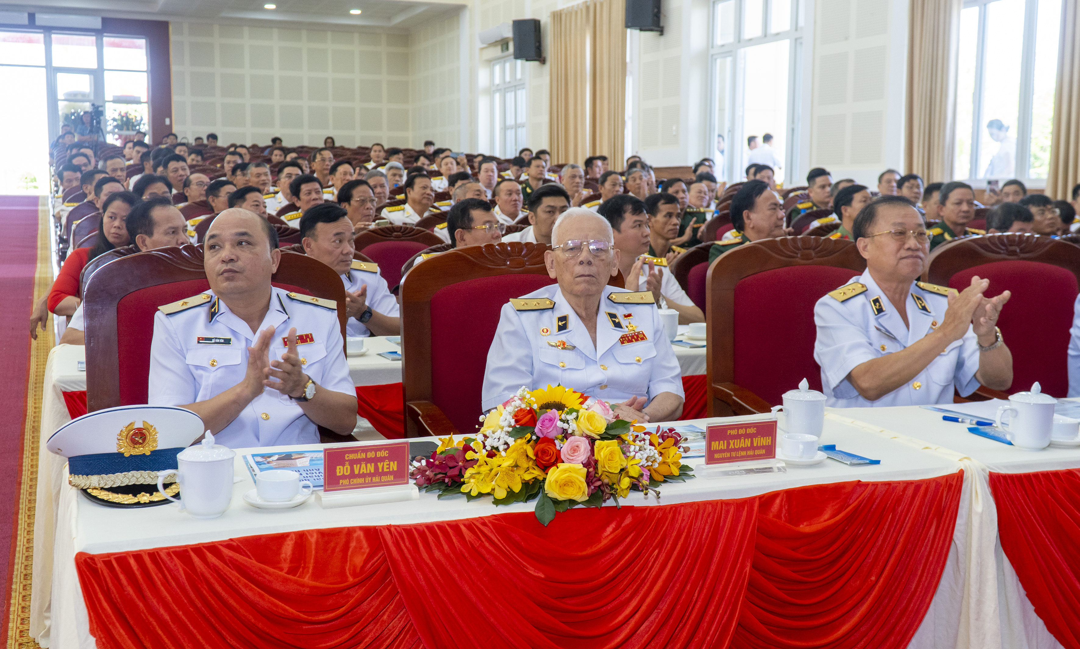 (ĐCSVN) - Trải qua 15 năm xây dựng và trưởng thành với muôn vàn khó khăn, thử thách, có cả những mất mát, hy sinh, nhưng bằng ý chí, nghị lực của “Bộ đội Cụ Hồ - Người chiến sĩ Hải quân” với tình yêu biển, đảo tha thiết, cán bộ, chiến sĩ Vùng 2 luôn đoàn kết, khắc phục khó khăn để làm chủ vùng biển và hoàn thành xuất sắc mọi nhiệm vụ được giao.