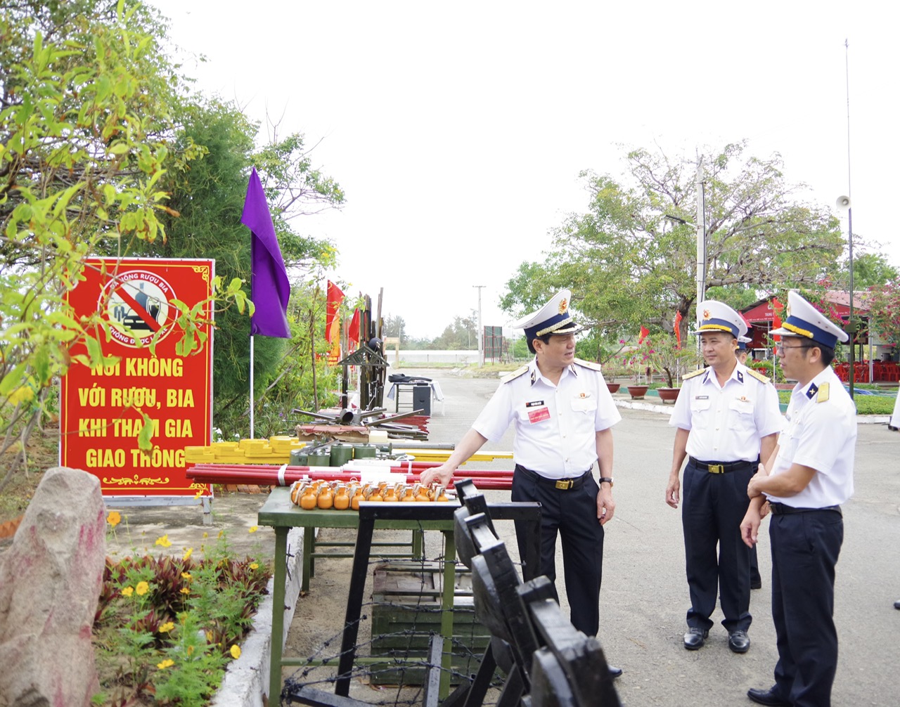 (ĐCSVN) - Từ ngày 23 - 28/2, đoàn công tác của Quân chủng Hải quân do Chuẩn đô đốc Phạm Văn Hùng, Phó Tham mưu trưởng Quân chủng làm Trưởng đoàn, Chuẩn Đô đốc Phạm Văn Luyện, Phó Chủ nhiệm chính trị Quân chủng Phó trưởng đoàn và các cơ quan Bộ Tư lệnh Hải quân đã kiểm tra công tác chuẩn bị huấn luyện năm 2024 đối với các đơn vị trực thuộc Vùng 4 Hải quân.