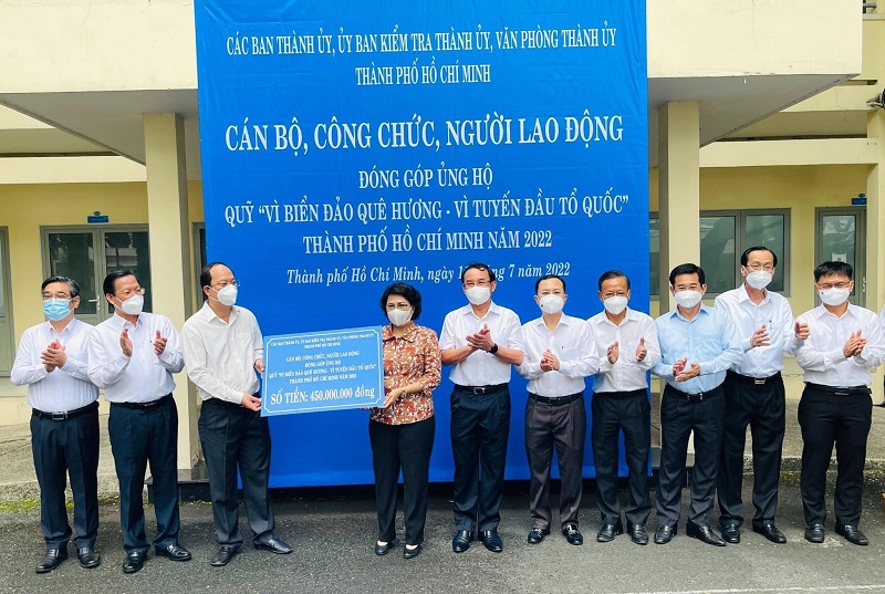 (ĐCSVN) – Sáng 11/7, toàn thể cán bộ, công chức, người lao động đang công tác tại các Ban Thành ủy, Ủy ban Kiểm tra Thành ủy, Văn phòng Thành ủy TP Hồ Chí Minh, Cơ quan Văn phòng Đoàn Đại biểu Quốc hội và HĐND, Văn phòng UBND TP Hồ Chí Minh đóng góp ủng hộ 1 ngày lương vào Quỹ “Vì biển đảo quê hương – Vì tuyến đầu Tổ quốc” với tổng số tiền gần 550 triệu đồng.