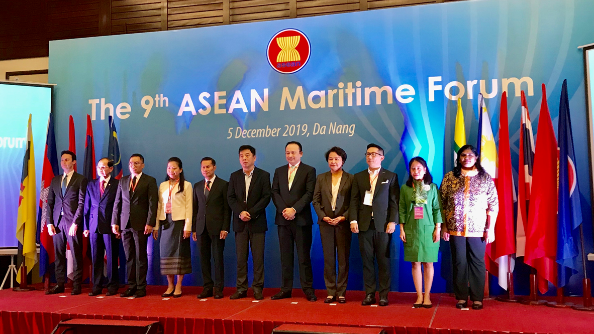 (ĐCSVN) - Phát biểu tại Diễn đàn Biển ASEAN lần thứ 11 và Diễn đàn Biển ASEAN Mở rộng lần thứ 9, Trưởng đoàn Việt Nam đánh giá cao vai trò của các diễn đàn trong thúc đẩy hợp tác biển trong ASEAN và giữa ASEAN với các đối tác, nhấn mạnh tầm quan trọng của duy trì vai trò trung tâm của ASEAN ở khu vực cũng như trong lĩnh vực hợp tác biển... 