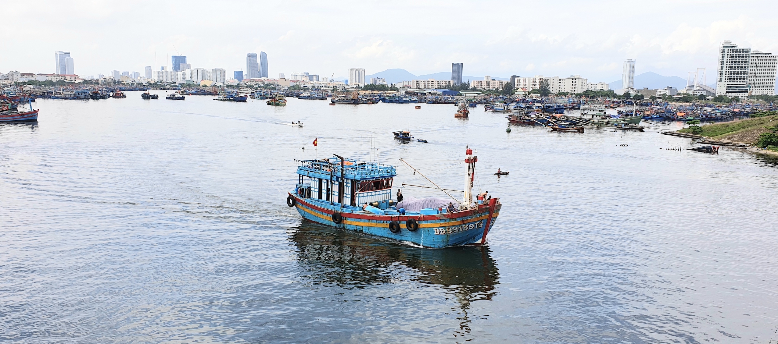 (ĐCSVN) – Chỉ còn một ngày nữa là sẽ diễn ra ngày bầu cử Đại biểu Quốc hội (ĐBQH) khoá XV và Đại biểu Hội đồng Nhân dân (HĐND) các cấp nhiệm kỳ 2021-2026. Cùng với các đối tượng cử tri khác, nhiều ngư dân các tỉnh miền Trung đã tất bật thu xếp, cắt ngắn chuyến biển để về đất liền, kịp tham gia bầu cử.