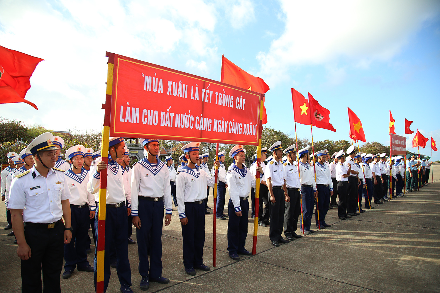 (ĐCSVN) - Thời tiết ở Trường Sa vô cùng khắc nghiệt, quanh năm bốn bề sóng gió, nhưng với sự nỗ lực vượt lên mọi khó khăn, tuổi trẻ Đoàn Trường Sa (Lữ đoàn 146, Vùng 4 Hải quân) đã nỗ lực cải tạo môi trường sống, tạo lên màu xanh yên bình giữa trùng khơi.