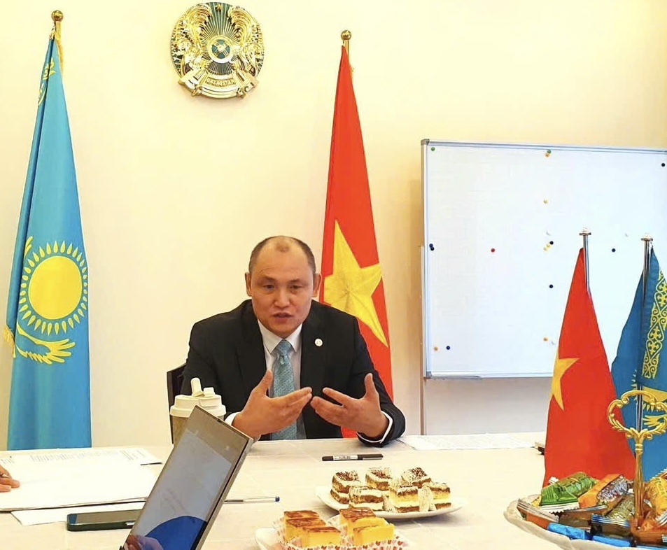 (ĐCSVN) - Đại sứ Đặc mệnh Toàn quyền Kazakhstan tại Việt Nam Kanat Tumysh khẳng định: “Kazakhstan sẽ trở thành cửa ngõ để Việt Nam tiếp cận thị trường Trung Á, CIS và châu Âu, góp phần tăng cường hợp tác xuất khẩu và phát triển kinh tế”.