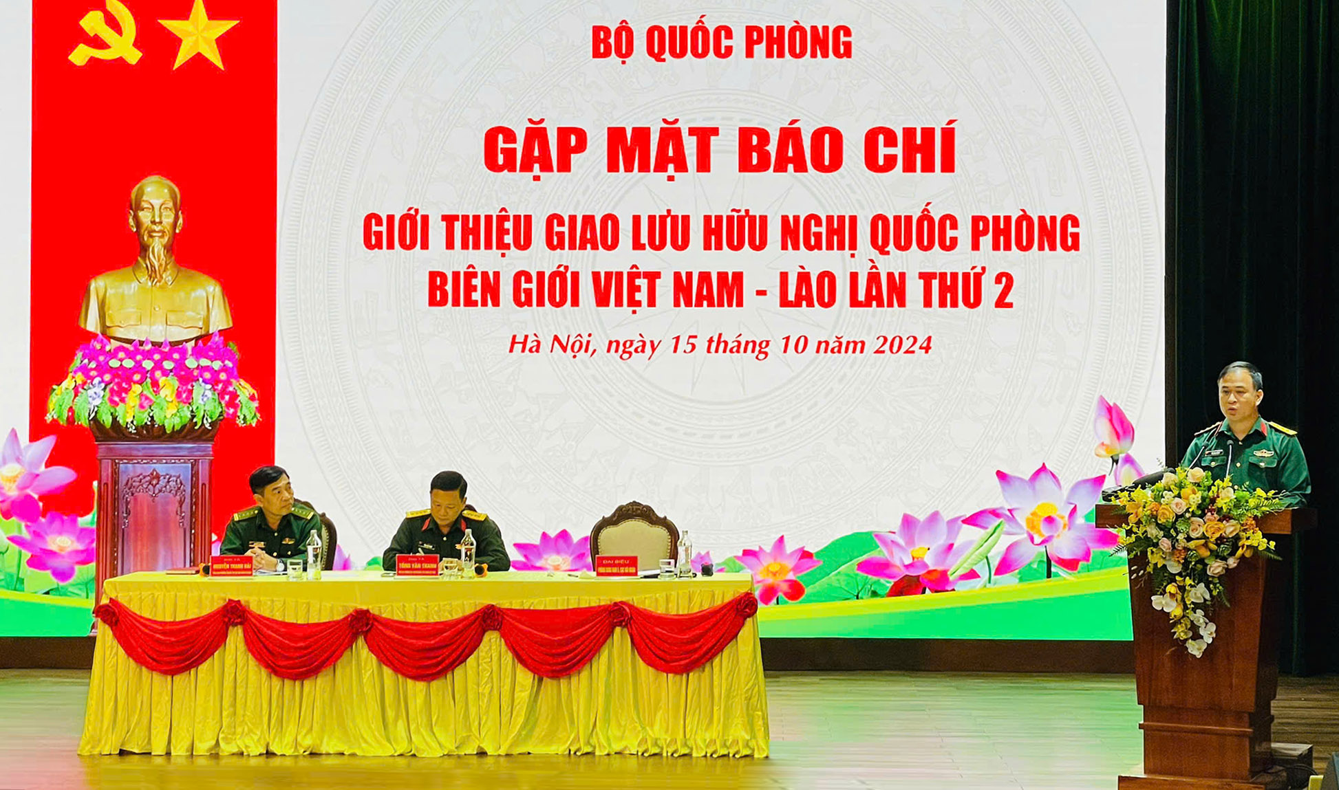 (ĐCSVN) - Giao lưu hữu nghị Quốc phòng biên giới Việt Nam - Lào lần thứ 2 là hoạt động góp phần thúc đẩy, tăng cường mối quan hệ đoàn kết hữu nghị đặc biệt Việt Nam - Lào, Lào - Việt Nam; đóng góp vào việc gìn giữ môi trường hòa bình, ổn định, phát triển ở khu vực và trên thế giới; thiết thực kỷ niệm 80 năm Ngày thành lập Quân đội nhân dân Việt Nam, 35 năm Ngày hội Quốc phòng toàn dân.