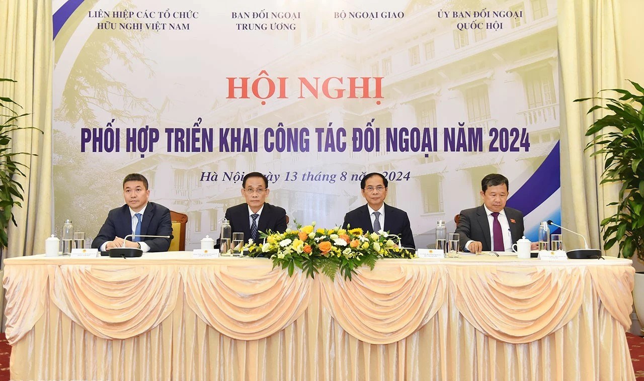 (ĐCSVN) - Hội nghị phối hợp triển khai công tác đối ngoại năm 2024 thống nhất 4 cơ quan đối ngoại tiếp tục phối hợp chặt chẽ để triển khai hiệu quả các nhiệm vụ đối ngoại trong năm 2024, thực hiện thắng lợi đường lối đối ngoại của Đại hội XIII của Đảng cũng như các nghị quyết, chỉ thị, kết luận của Bộ Chính trị, Ban Bí thư; đẩy mạnh hơn nữa công tác tham mưu, nghiên cứu, dự báo phục vụ quá trình xây dựng văn kiện Đại hội XIV.