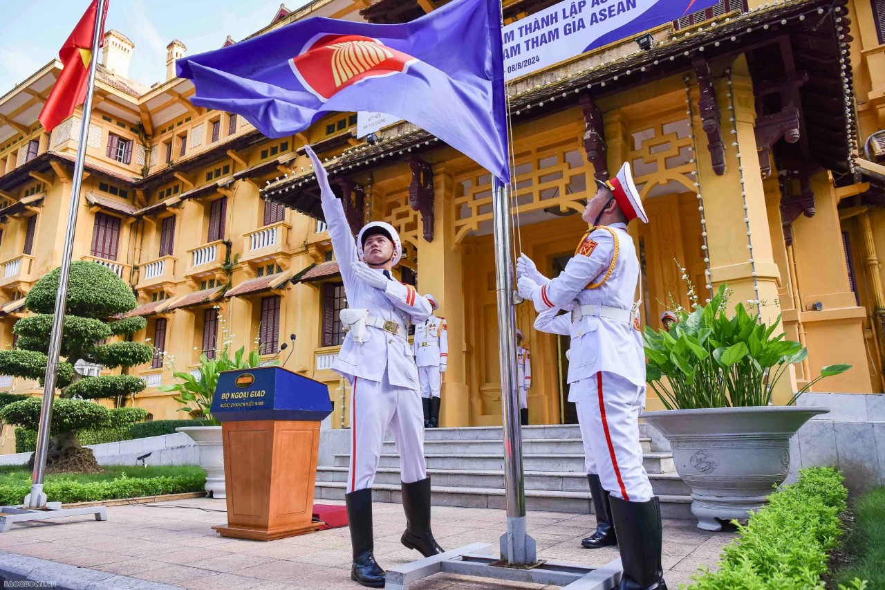 (ĐCSVN) - Lễ Thượng cờ ASEAN là hoạt động chính thức được 10 quốc gia thành viên ASEAN cử hành đầy tự hào vào ngày 8/8 hàng năm. Hoạt động này nhằm lan tỏa, quảng bá bản sắc ASEAN, khẳng định quyết tâm đoàn kết và hợp tác vì khát vọng chung về hòa bình và thịnh vượng lâu dài của các quốc gia Đông Nam Á dưới mái nhà chung Cộng đồng ASEAN.