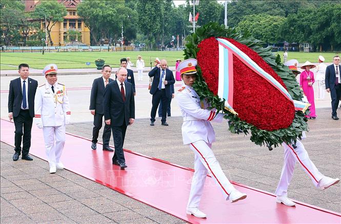 (ĐCSVN) - Trong khuôn khổ chuyến thăm cấp Nhà nước đến Việt Nam, chiều 20/6, Tổng thống Liên bang Nga Vladimir Putin đã đến đặt vòng hoa, vào Lăng viếng Chủ tịch Hồ Chí Minh và đặt vòng hoa, tưởng niệm các Anh hùng liệt sỹ tại Đài Tưởng niệm các Anh hùng liệt sỹ trên đường Bắc Sơn, Hà Nội.