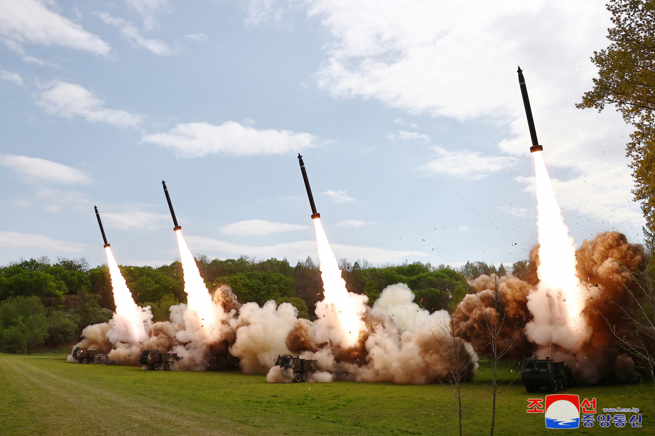 (ĐCSVN) - Sáng 23/4, hãng thông tấn trung ương Triều Tiên KCNA đưa tin: Nhà lãnh đạo Triều Tiên Kim Jong-un đã giám sát một cuộc tập trận phản công hạt nhân mô phỏng với sự tham gia của các đơn vị pháo binh tên lửa đa nòng siêu lớn đóng “vai trò quan trọng trong việc tăng cường khả năng phản công nhanh chóng của lực lượng hạt nhân Triều Tiên”.