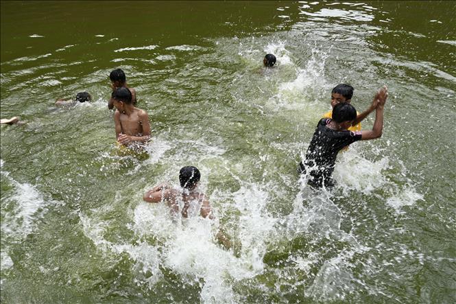 (ĐCSVN) – Trong tuần qua (22-28/4), do ảnh hưởng của hiện tượng thời tiết cực đoan El Nino, thời tiết nắng nóng xuất hiện ở nhiều quốc gia trên thế giới, trong đó khu vực châu Á là nơi bị ảnh hưởng nặng nhất.