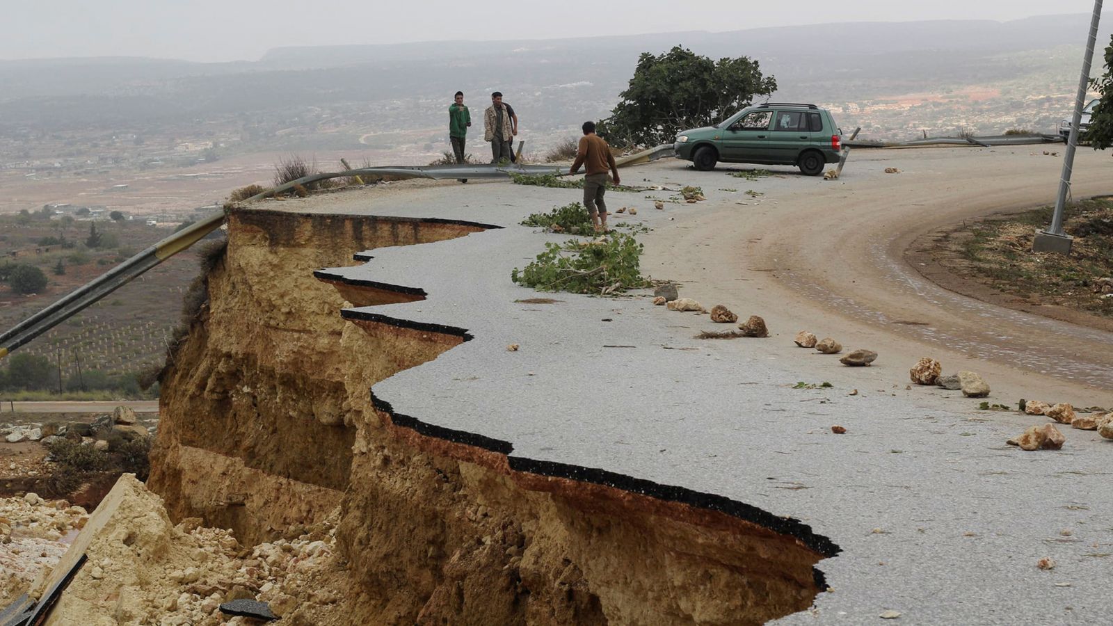 (ĐCSVN) - Chủ tịch Hội đồng Tổng thống Libya Mohamed Menfi, ngày 11/9 đã kêu gọi cộng đồng quốc tế hỗ trợ Libya khắc phục hậu quả của thảm họa lũ lụt khiến hơn 2.000 người thiệt mạng.