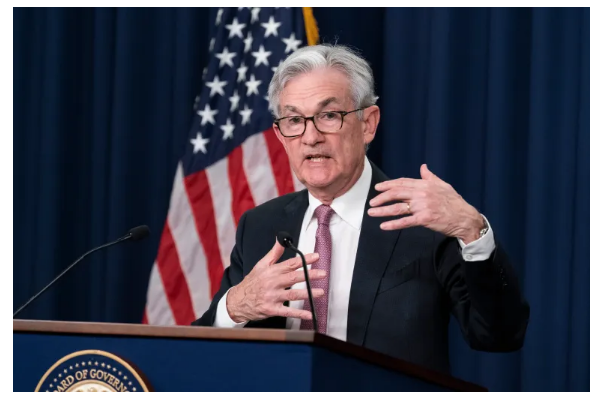 (ĐCSVN) - Ngày 21/6, Chủ tịch Cục Dự trữ Liên bang Mỹ (FED) Jerome Powell cho biết, FED dự kiến tiếp tục tăng lãi suất trong thời gian tới trong bối cảnh áp lực lạm phát tiếp tục tăng cao.